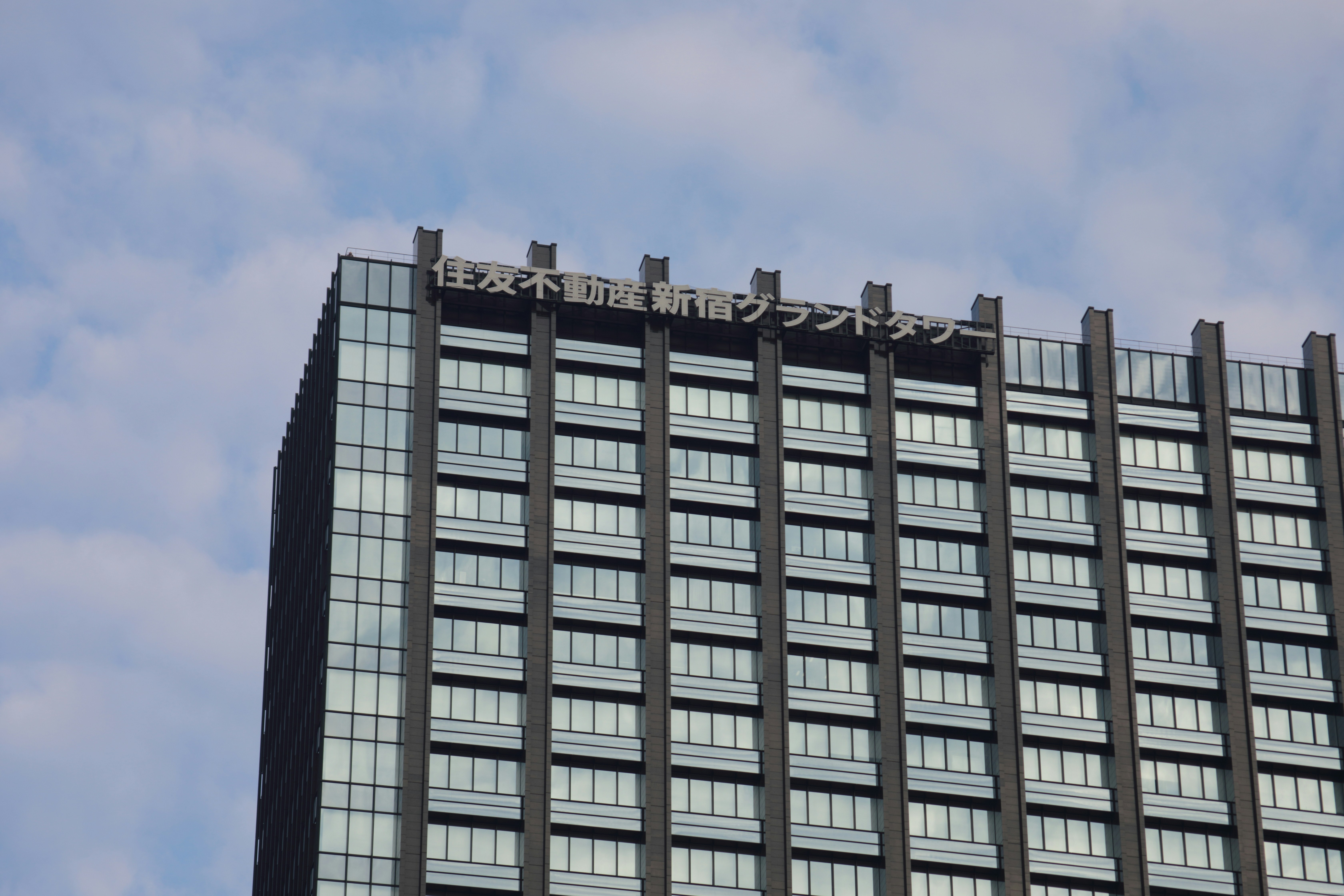 都心の高層ビル群の夕景