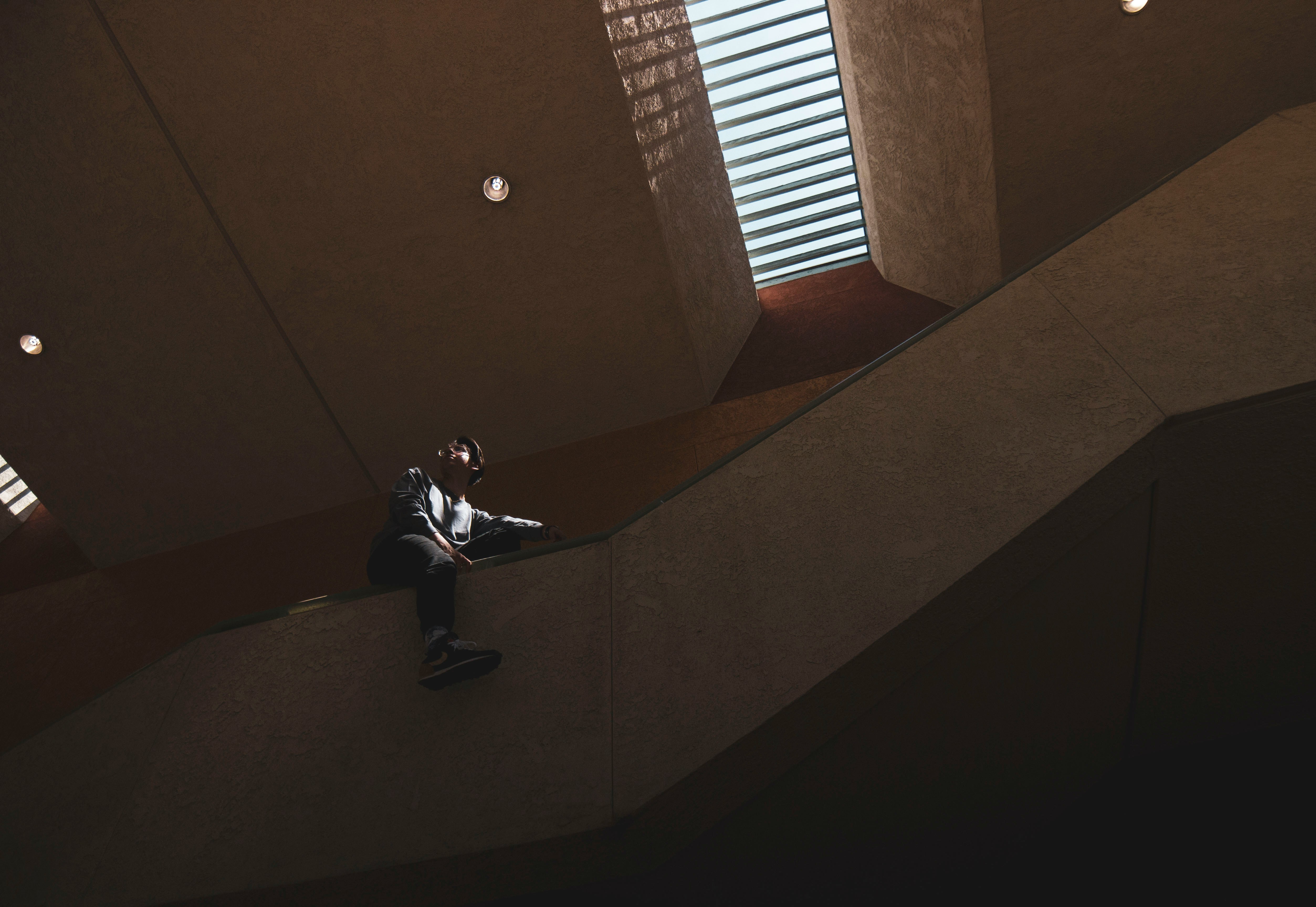 メンターと相談しながら、ノートPCで作業をする20代の男女