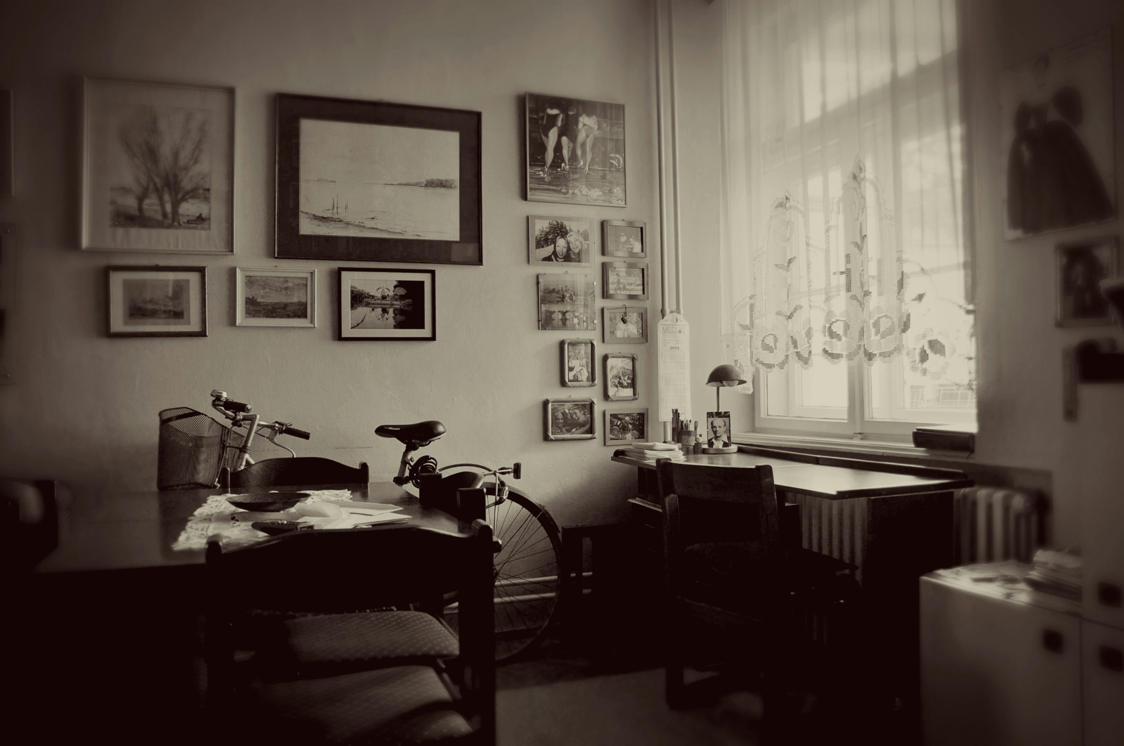 オフィスで真剣な表情でパソコンに向かう人物