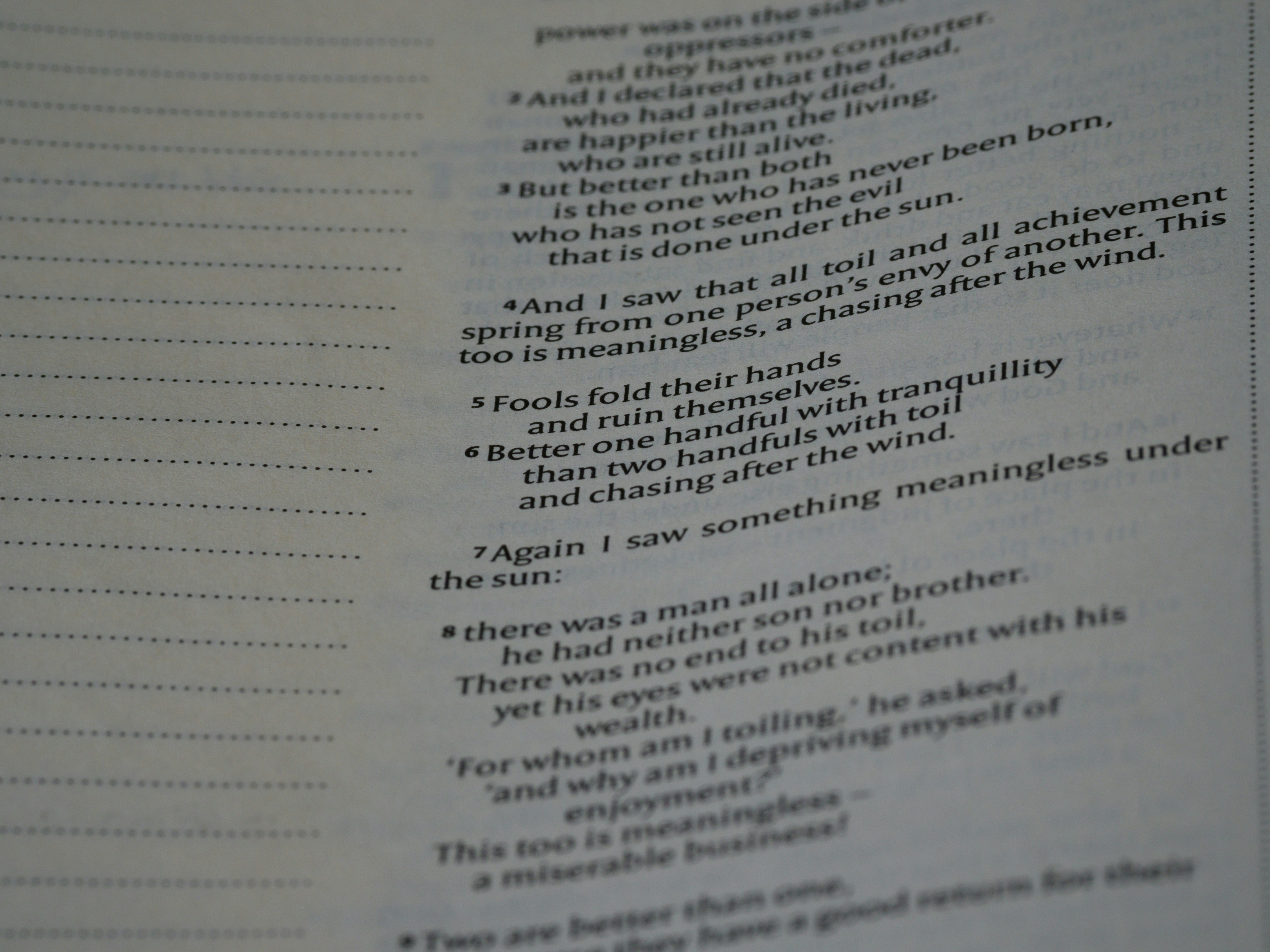 保険会社のオフィスで、複数のアクチュアリーがパソコンに向かって真剣に作業している様子