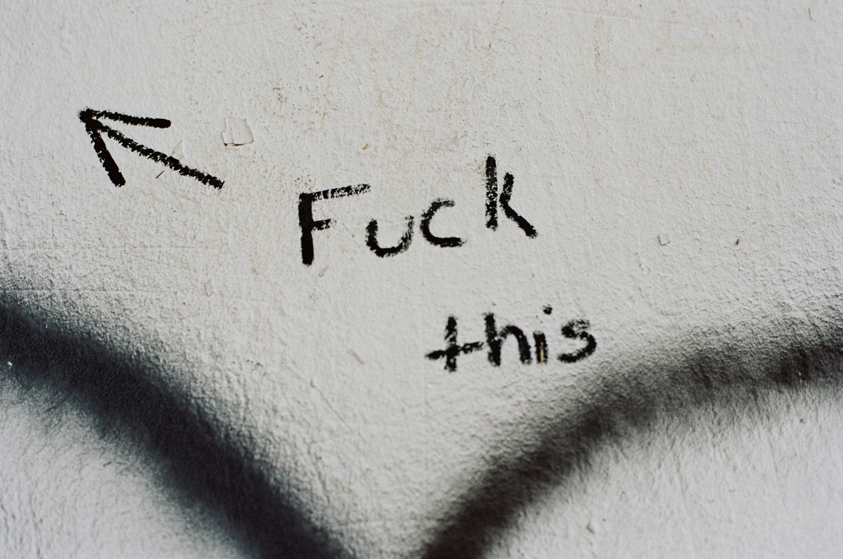 複数の人が集まり、活発に議論している様子