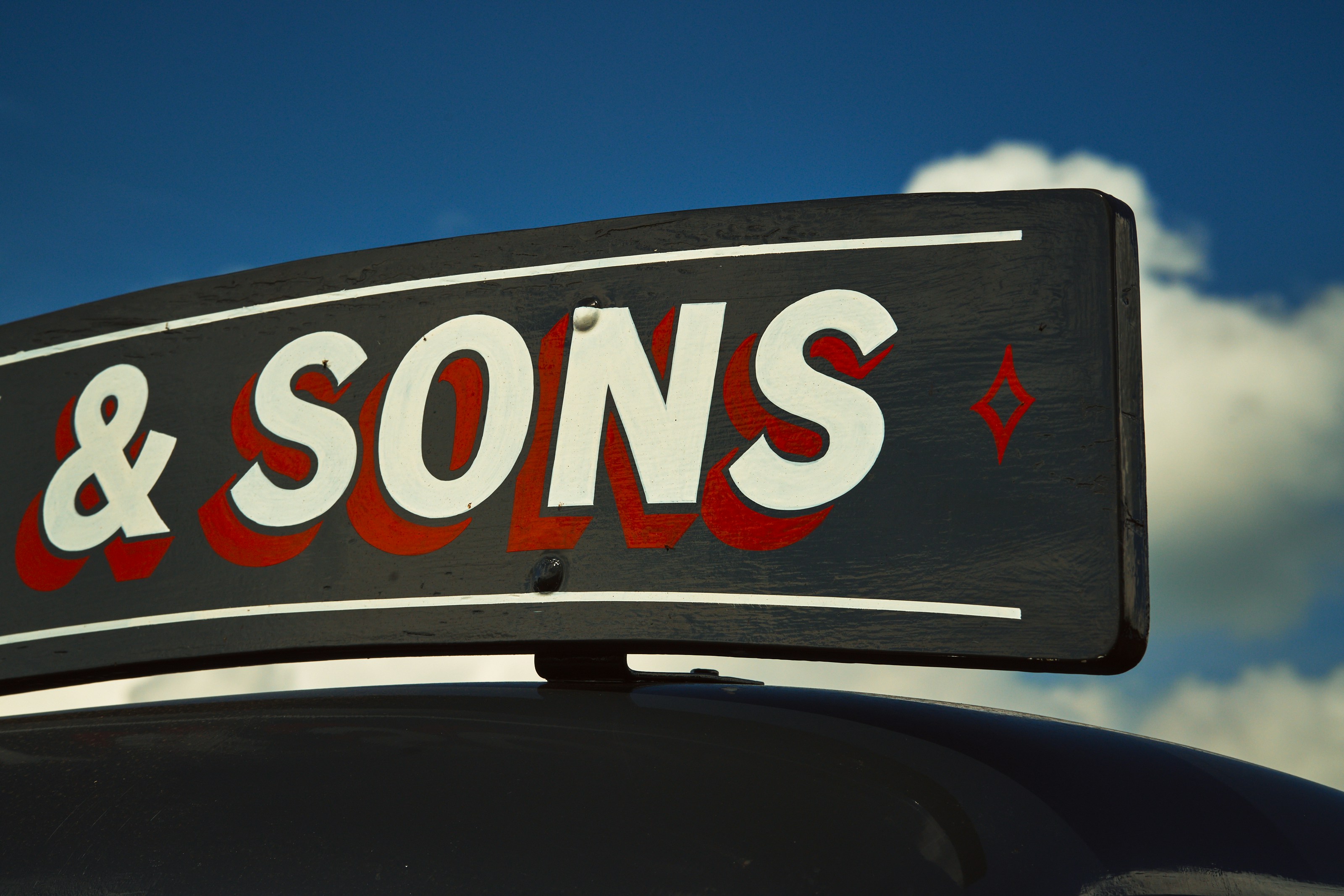 未来を見据えるように、力強く歩く若いビジネスパーソンの後ろ姿