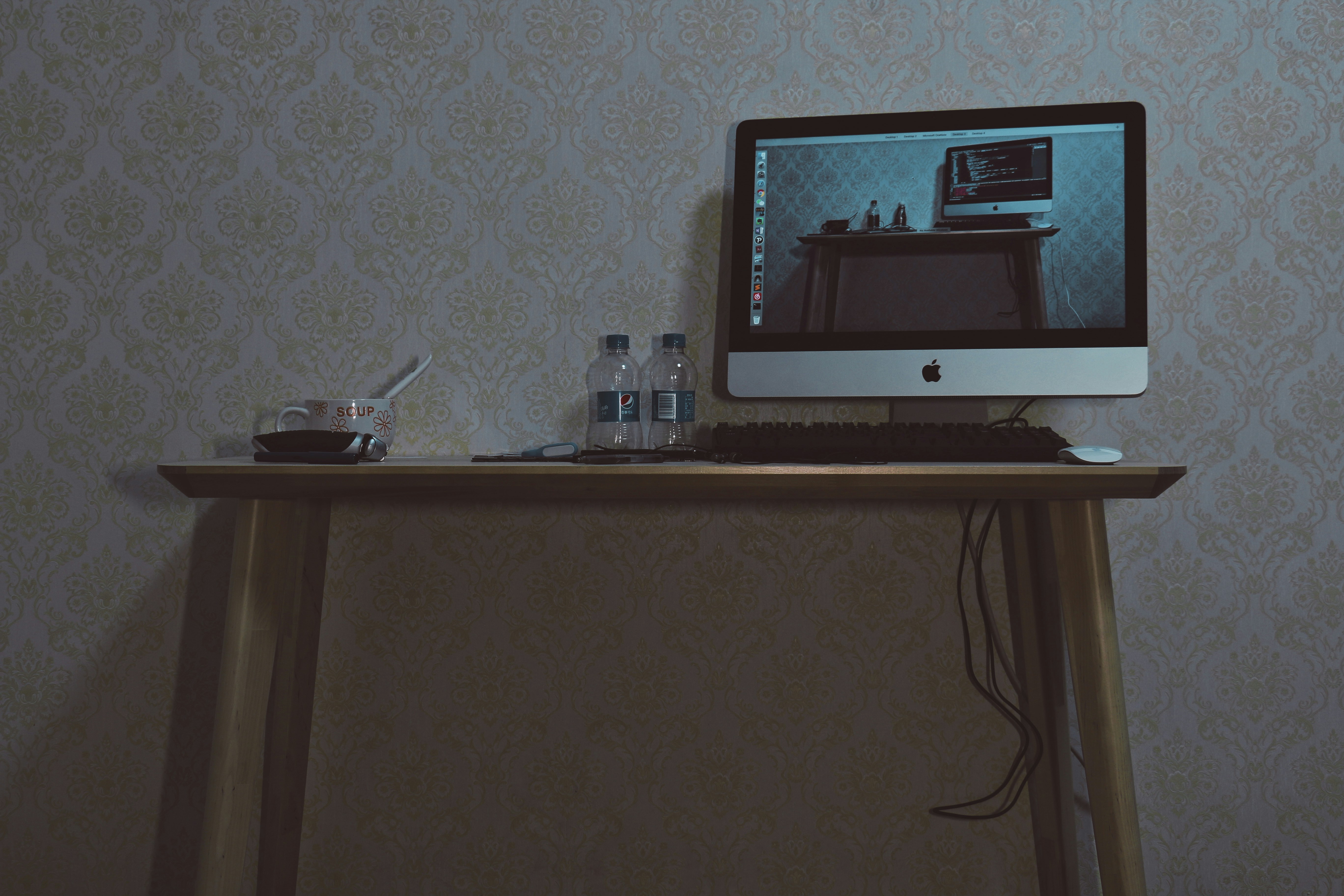 自宅の書斎で、集中してパソコンに向かいWebライティングの練習をしている人