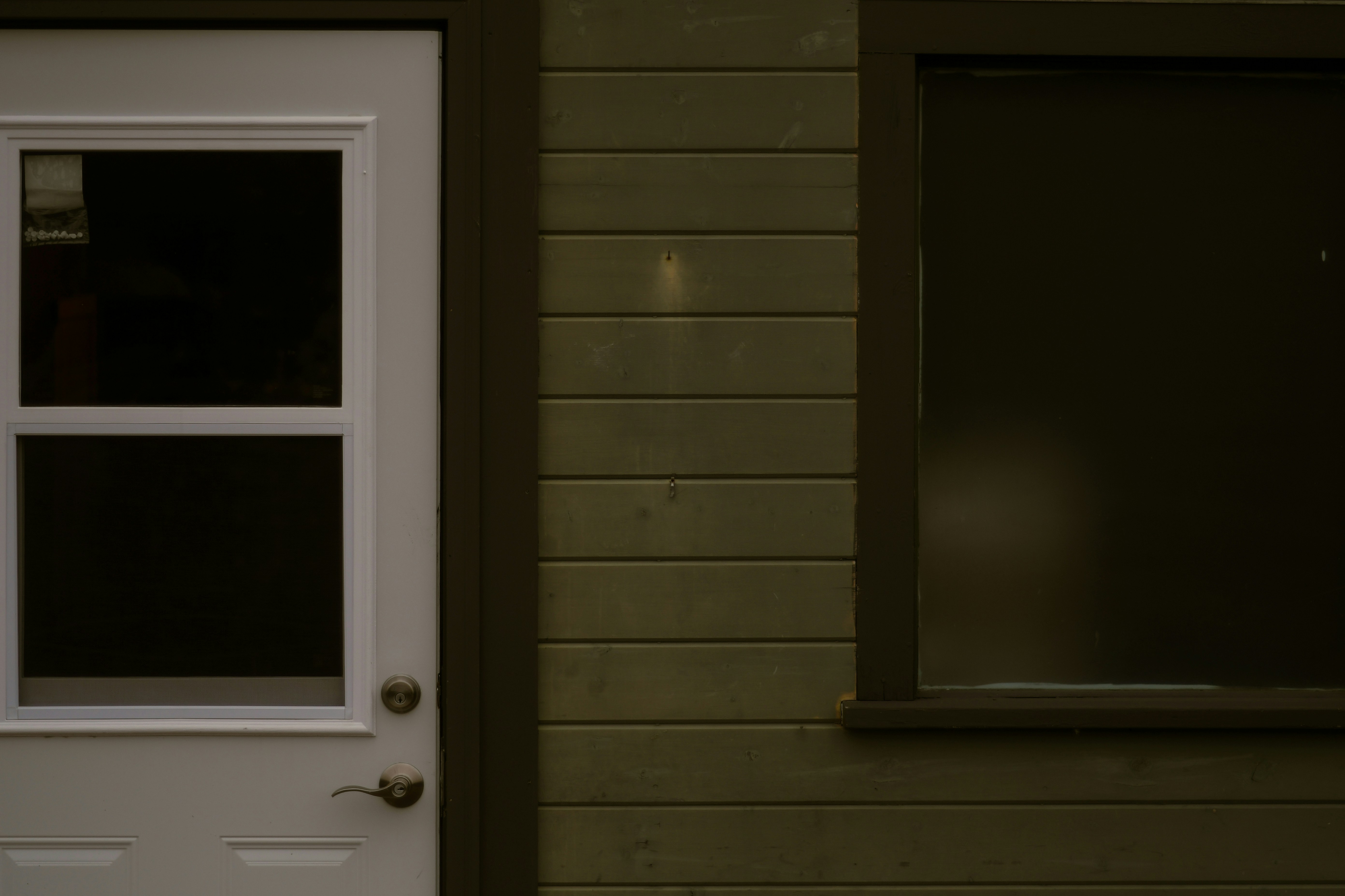 ノートパソコンに向かって真剣に作業している人が、コーヒーを片手に笑顔を見せている写真