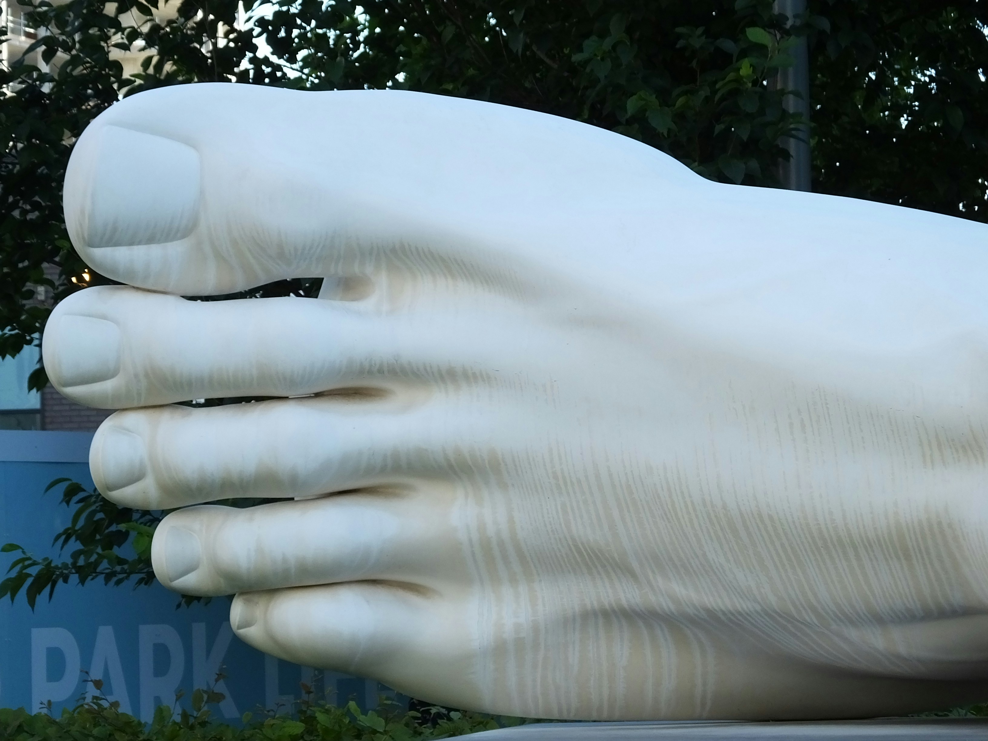 オフィスで複数の人が集まって、パソコンの画面を見ながら議論している様子