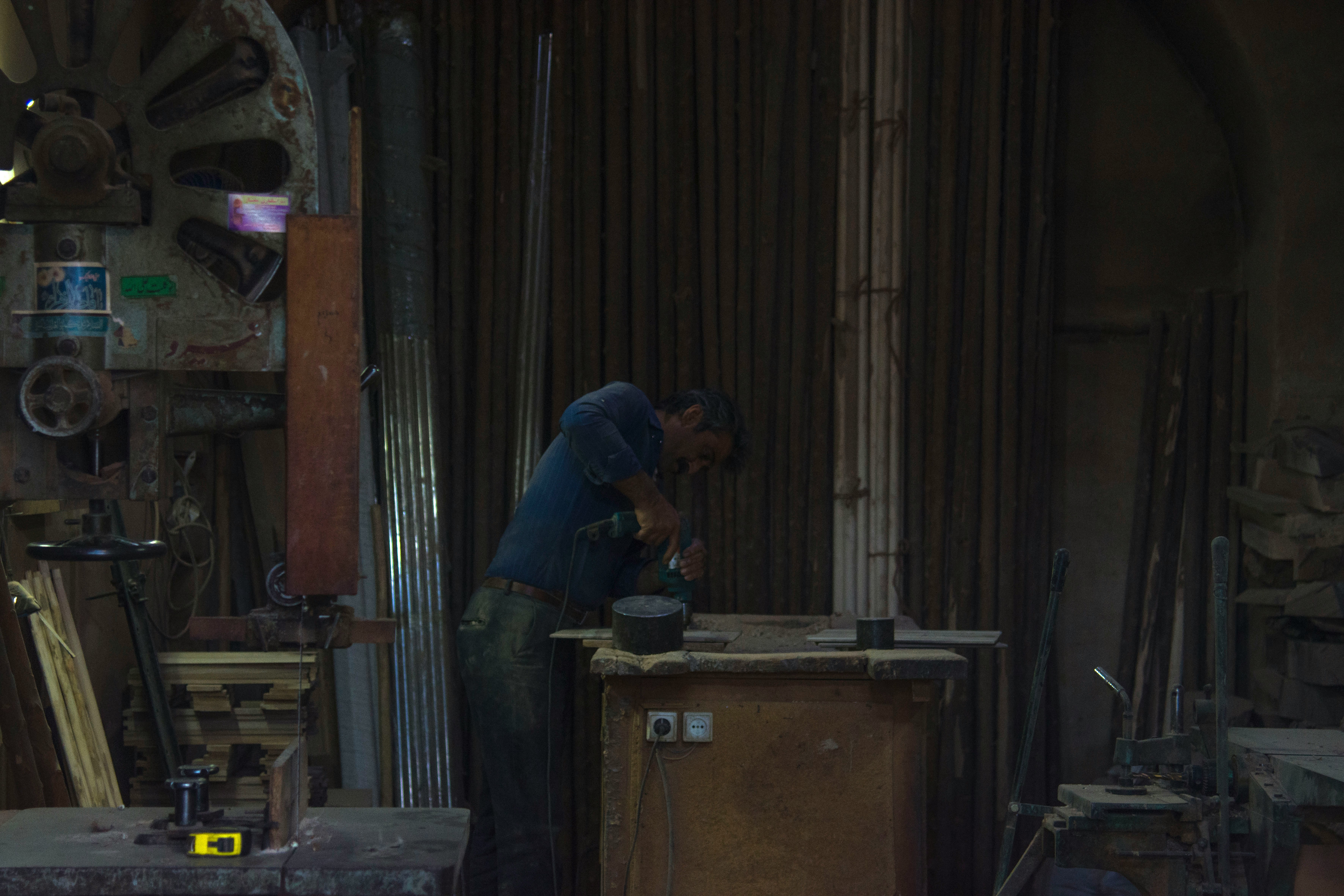 自宅のデスクでパソコンに向かい、笑顔で作業をしている人物