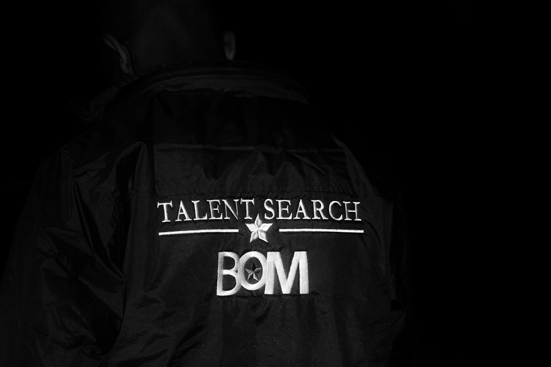 オフィスでパソコンに向かい、真剣な表情で自己分析ツールに取り組む女性