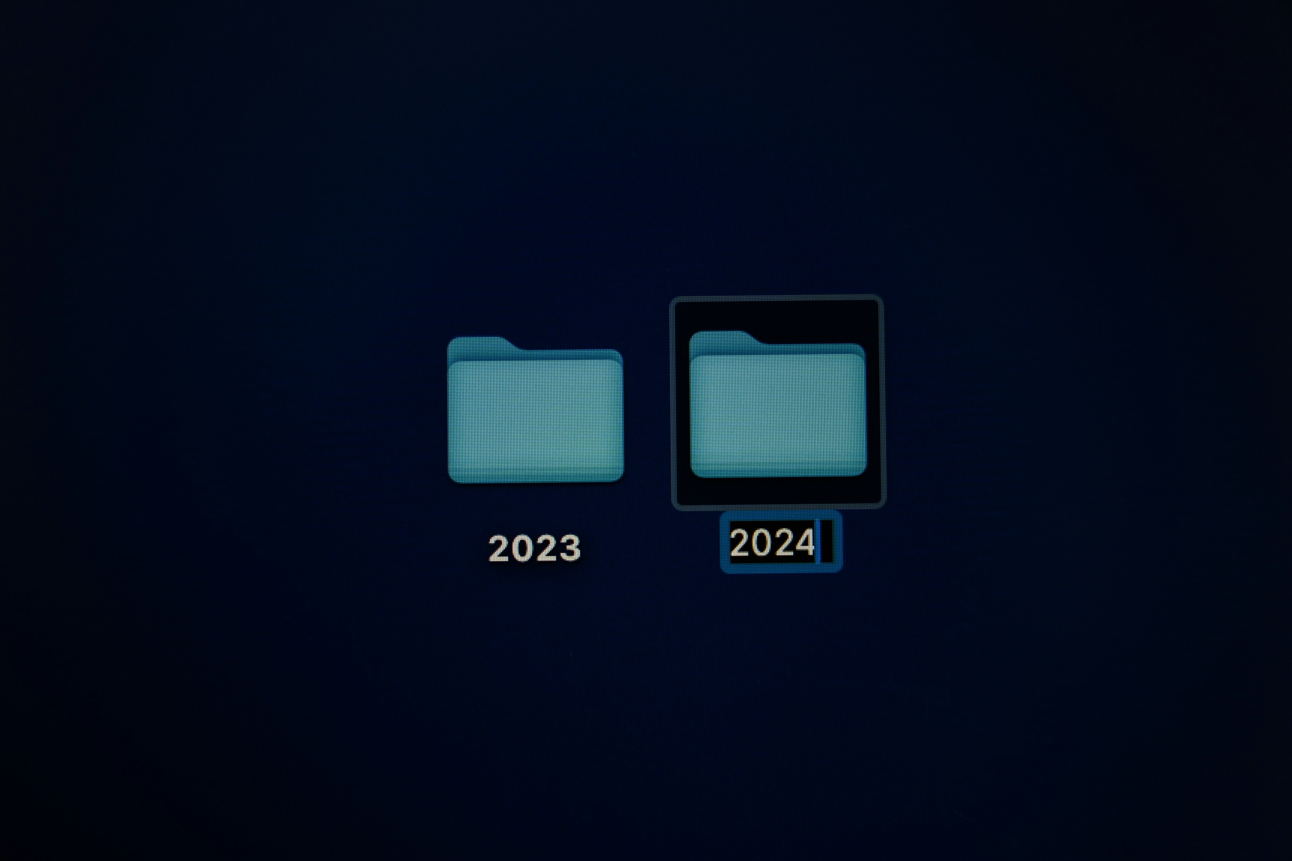 未来の目標を書き込んだノートと、それを見つめる真剣な表情の若い女性