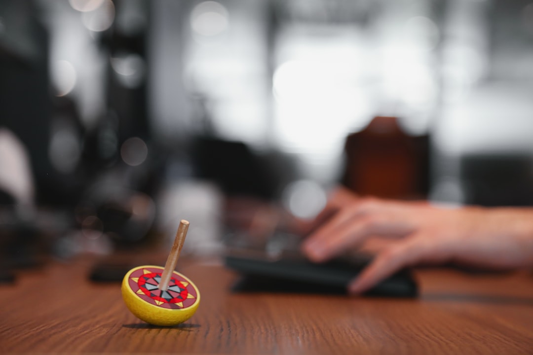 自宅のPCの前でリラックスした表情で仕事をしている人物