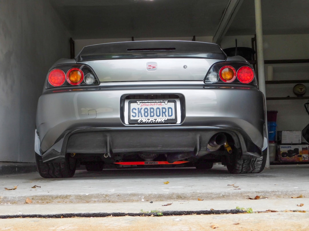 仲間とオンラインで学習進捗を共有し、励まし合っている様子