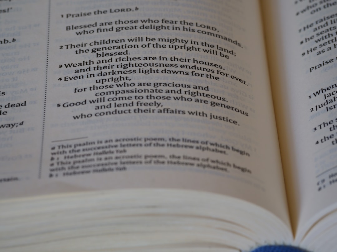 目標達成までの道のりを描いたロードマップが、階段状になっているイラスト