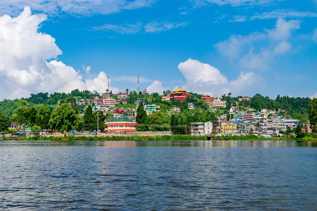 注意喚起のイメージとして、落とし穴のイラスト